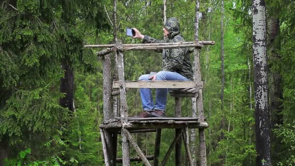 Wandelaar in het bos — Stockvideo