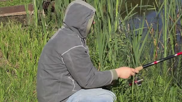 Homme avec canne à pêche au lac — Video