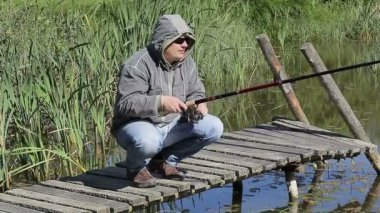 Bir olta yaya köprüsü üzerinde olan adam