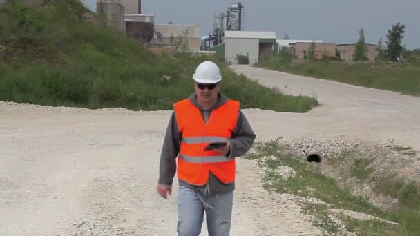 Ingeniero con tablet PC cerca de fábrica — Vídeo de stock