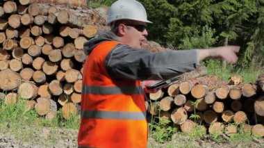 Ormanda öfkeli orman memuru