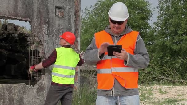 Ingeniero de construcción y trabajador con martillo de trineo — Vídeos de Stock