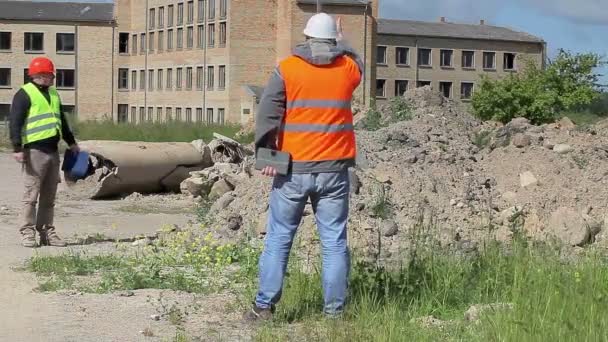 Bouw werknemers in de buurt van gebouw — Stockvideo