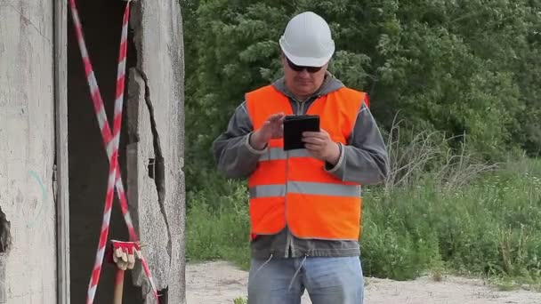 Empleado de construcción con tablet PC — Vídeos de Stock