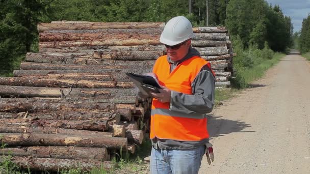 Agent forestier avec documents sur la route près de la forêt — Video