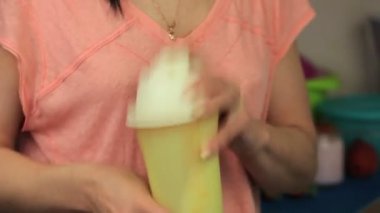 Mutfak shaker kadınla