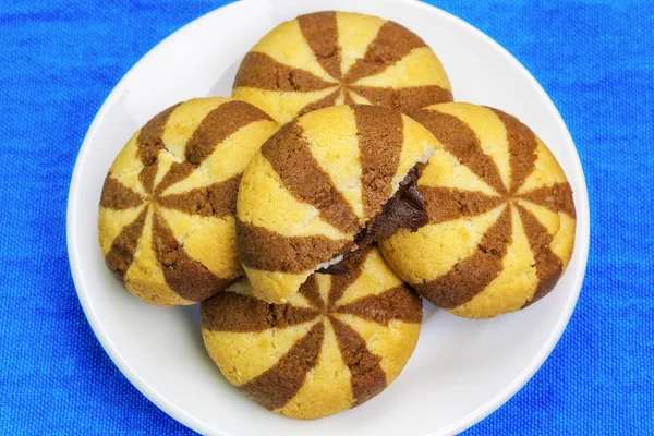 Kekse mit Schokolade auf weißem Teller — Stockfoto