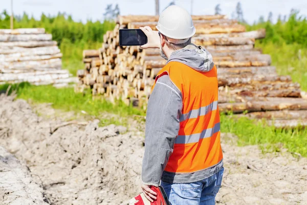 Forstingenieur mit Tablet-PC im Wald — Stockfoto