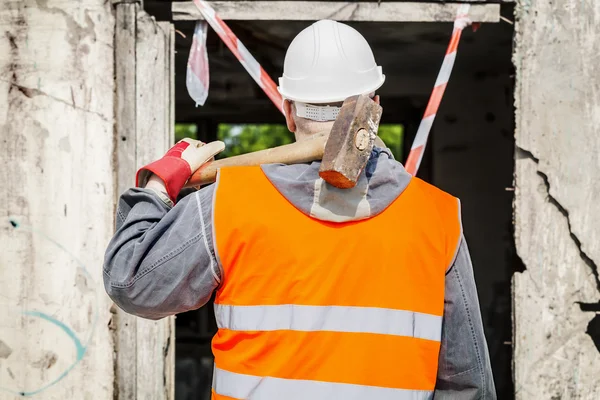 Trabalhador da construção com martelo de trenó — Fotografia de Stock