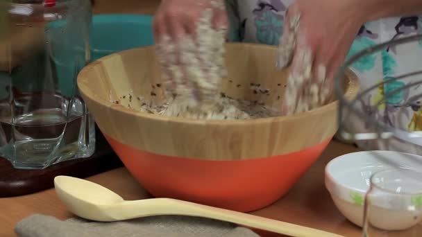 Женщина смешивает тесто на кухне — стоковое видео