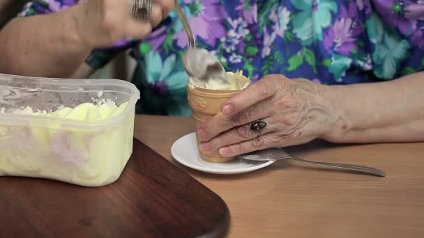 Ηλικιωμένη γυναίκα με παγωτό — Αρχείο Βίντεο