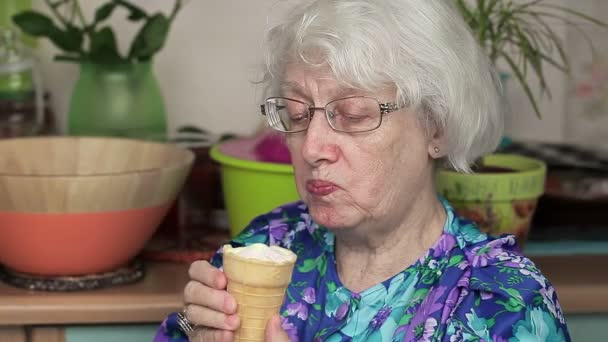 Mujer mayor comiendo helado — Vídeos de Stock