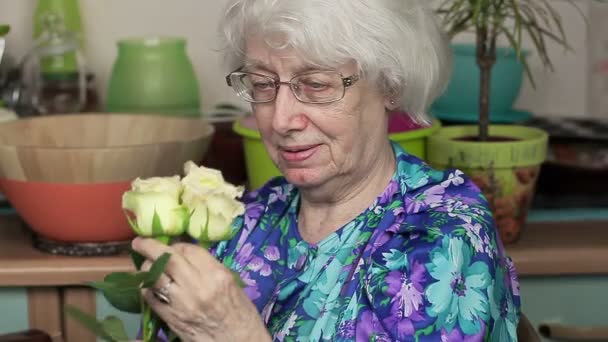 Mujer mayor con flores — Vídeo de stock