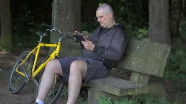 Tablet Pc Bisiklet Park yakınındaki adamla