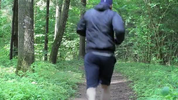 Běžec a muž s kol v parku — Stock video