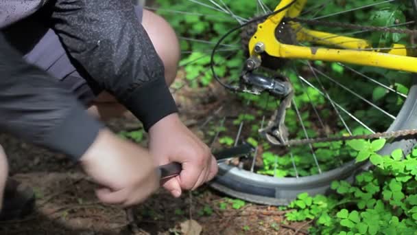 Homme avec pompe près de pneu de vélo — Video