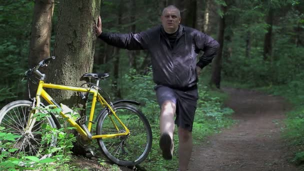 L'uomo si scalda vicino all'albero — Video Stock