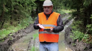 Rutted orman yolu öfkeli orman memuru