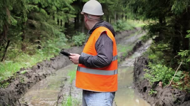 Oficial forestal con tableta PC — Vídeo de stock