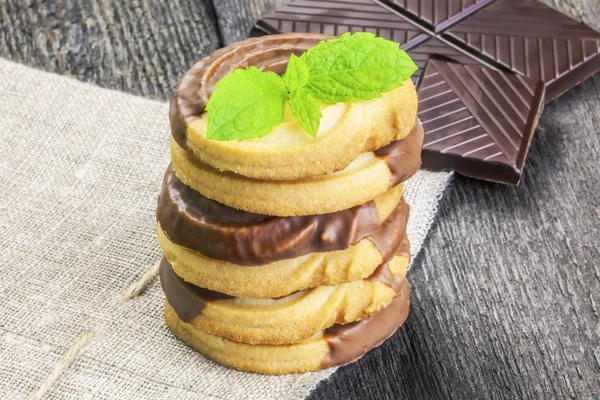 Biscotti con foglie di menta sul tavolo di legno — Foto Stock