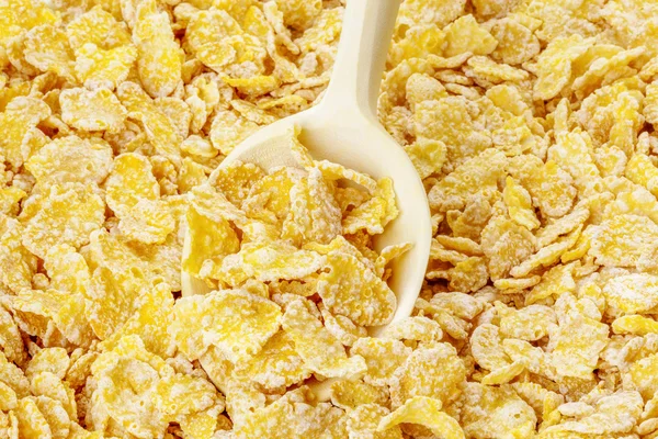 Gelbe Cornflakes auf Holzlöffel — Stockfoto