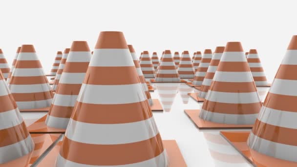 Verkehrskegel in Reihen mit orangen Streifen — Stockvideo