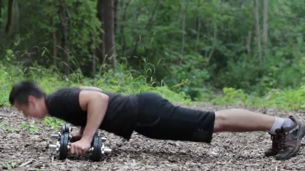 Tiener doen push-ups op buiten in het park — Stockvideo