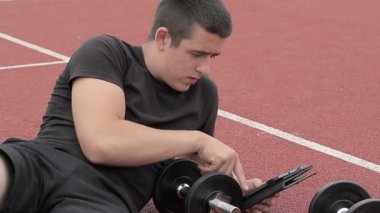 Genç Tablet PC'yi kullanma