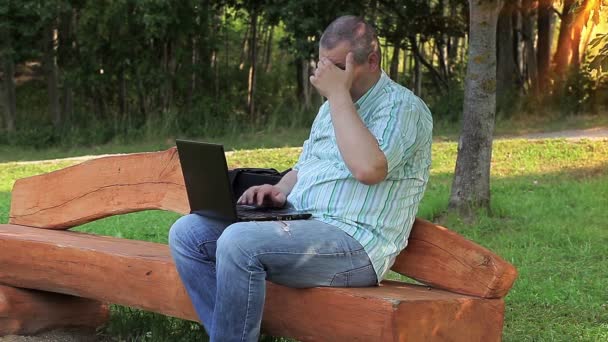 Homem com olhos lacrimejantes perto do laptop — Vídeo de Stock