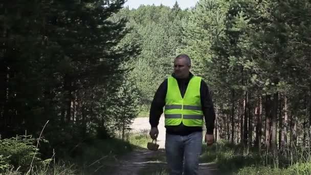 Muž v lese na cestě — Stock video