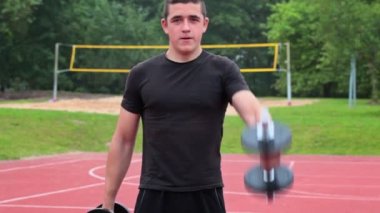 Spor zemin dumbbells ile egzersiz genç