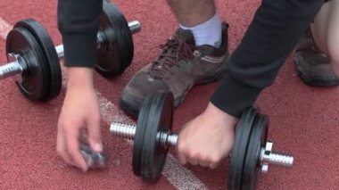 Genç spor zemin dumbbells ile