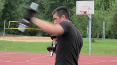 Spor zemin dumbbells ile boks genç