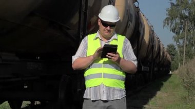 Demiryolu mühendis demiryolu yük vagonları yakınındaki Tablet Pc kullanma