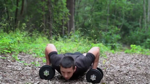 Tiener doen push-ups in het park — Stockvideo