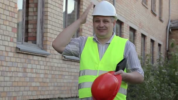 Будівельний інспектор з шоломом для працівника — стокове відео