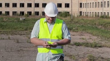 İnşaat işçisi para için mutlu