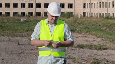 İnşaat işçisi para saymak için