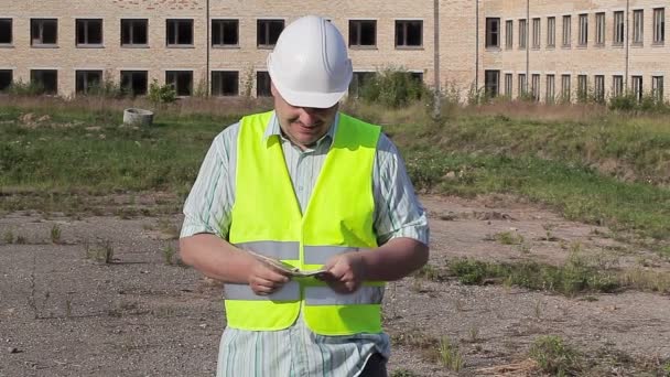 Happy construction worker with money — Stock Video