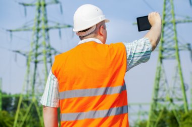 Yüksek gerilim enerji hattı yakındaki elektrik mühendisi