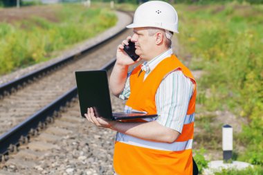 Smartphone ve dizüstü yakınındaki Demiryolu demiryolu mühendisi