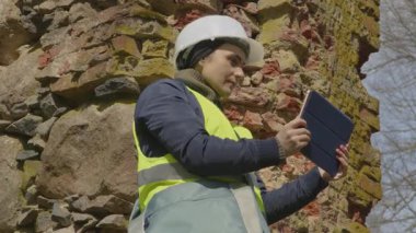 Kadınlar sonbahar günlerinde eski ortaçağ duvarlarını incelerler.