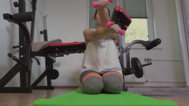 Kadın göğüs kasları için egzersiz yapıyor.