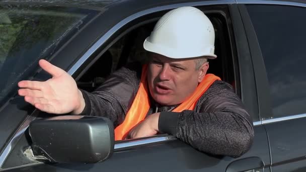 Злой рабочий в машине на дороге — стоковое видео