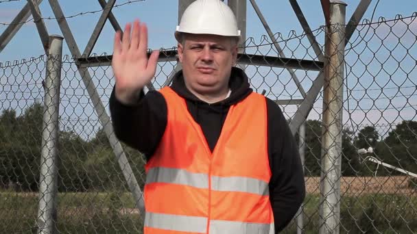 Работник показывает стоп-жест — стоковое видео