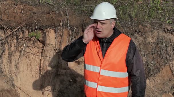 Travailleur criant à l'extérieur dans la fosse de sable — Video