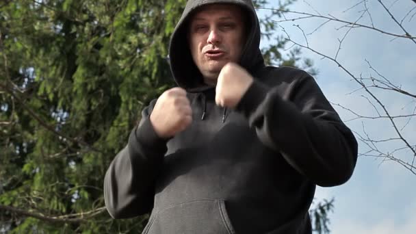 El hombre agresivo pide pelea — Vídeo de stock