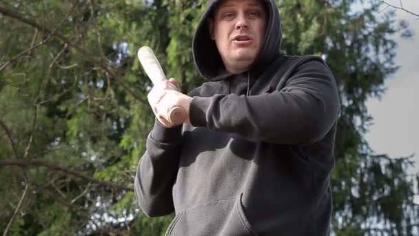 Aggressive man with baseball bat calls for fight — Stock Video