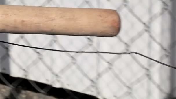 Baseballschläger auf Drahtzaun — Stockvideo