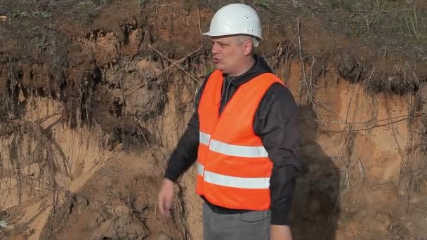 Worker showing time out gesture at outdoors — Stock Video